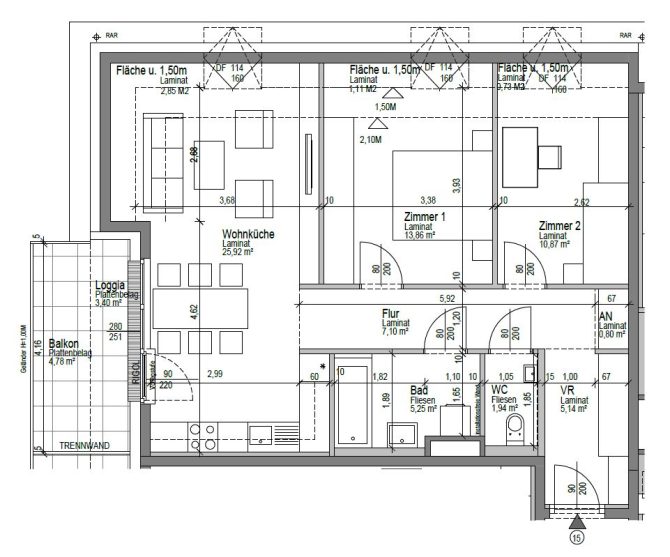 Wohnungsgrundriss mit zwei Zimmern, Wohnküche, Bad, WC und Balkon. Ideal zur Raumplanung und Einrichtungsinspiration.