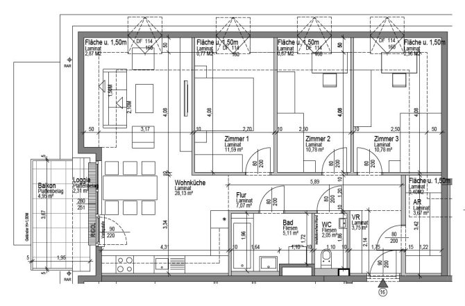 Grundriss einer Wohnung mit drei Zimmern, Küche, Bad, WC und Balkon. Maße und Flächenangaben sind ersichtlich.