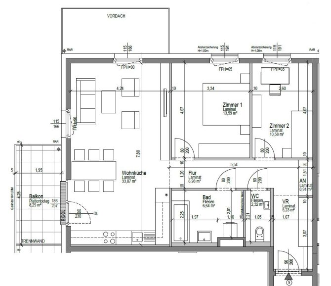 Grundriss einer Wohnung mit Wohnküche, zwei Zimmern, Bad, WC und Balkon.