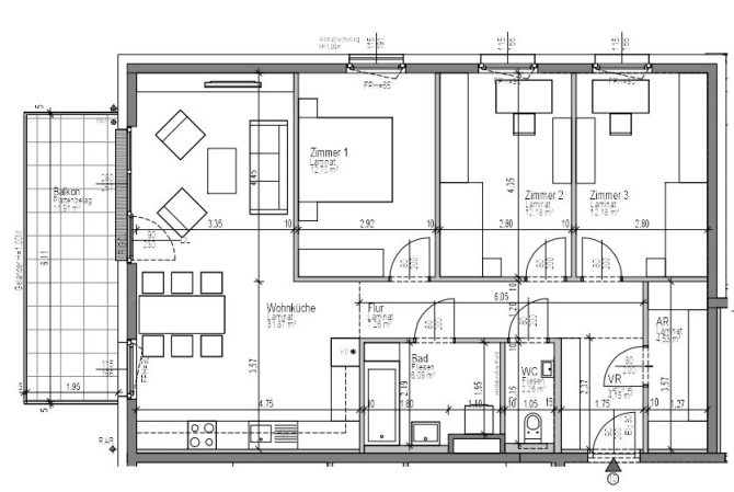 Grundriss einer Wohnung mit möbliertem Wohnzimmer, drei Schlafzimmern, Küche, Bad und Balkon in Schwarz-Weiß.