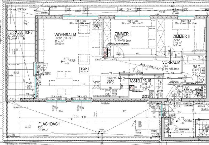 Grundriss einer modernen Wohnung mit Raumaufteilung und Maßen auf Deutsch.