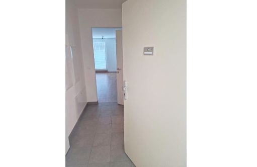 Wohnungseingang mit offenem Türblick in hellen Flur, Wohnung kaufen.