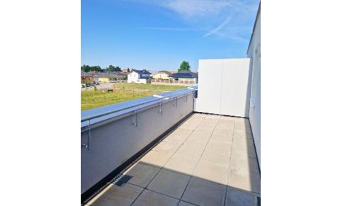 Geräumige Dachterrasse mit Blick auf umliegende Nachbarschaft im Grünen, ideal für Entspannung.
