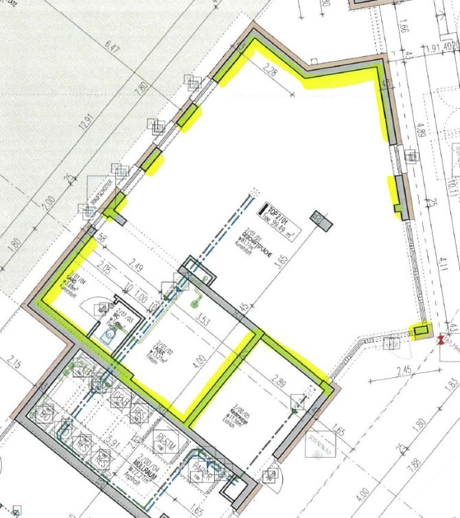 Grundrisszeichnung eines Gebäudes mit markierten Bereichen und Abmessungen in gelber Markierung.