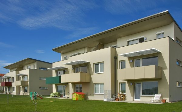 Moderne Wohnanlage mit Balkonen und Gartenfläche in Wien – ideal für Familien, Wohnung kaufen leicht gemacht.