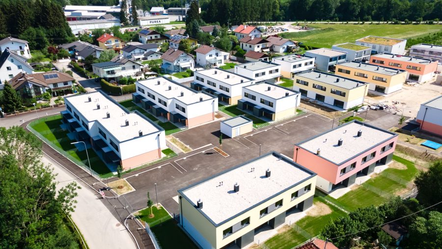 Moderne Wohnsiedlung aus der Vogelperspektive mit Häusern und Grünflächen.