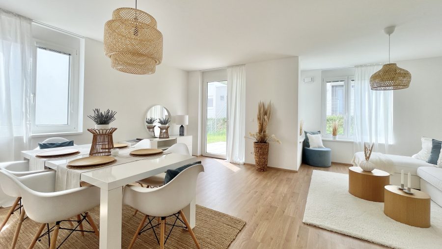 Moderner Wohnzimmer- und Essbereich mit skandinavischem Design und hellem Interieur.