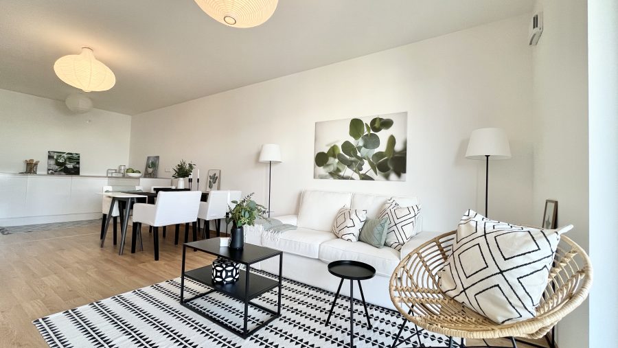 Moderner, heller Wohn- und Essbereich mit stilvoller Einrichtung und skandinavischem Design.