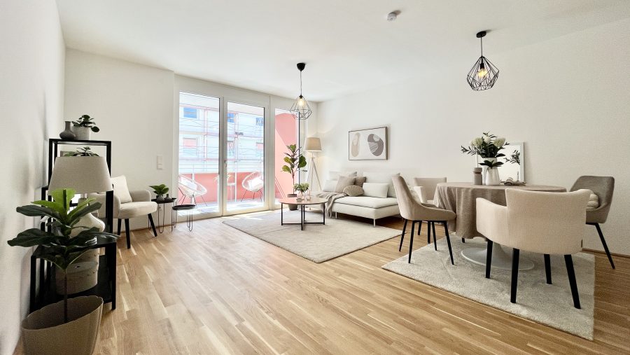 Moderner Wohn- und Essbereich mit Holzfußboden, Pflanzen und großen Fenstern.