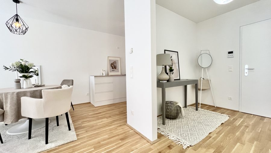 Moderner Wohnbereich mit Esstisch, Holzboden und stilvoller Dekoration. Elegantes, minimalistisches Interieur.