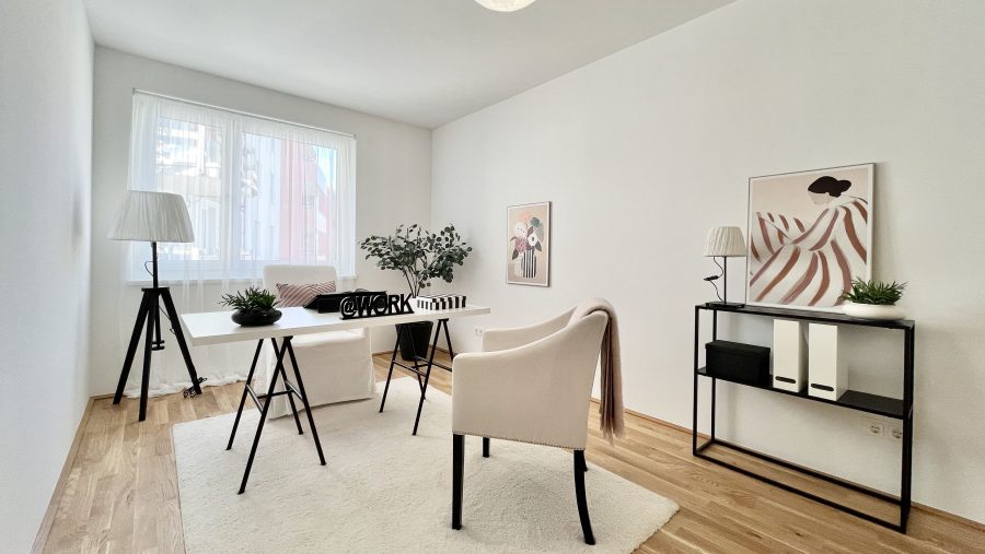 Helles Homeoffice mit weißem Schreibtisch, Stuhl und Dekorationen. Minimalistisches Design mit Wandkunst.