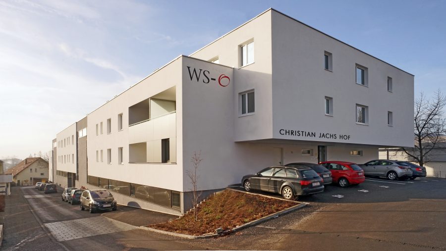Modernes Wohngebäude "Christian Jachs Hof" mit Stellplätzen in ruhiger Lage, ideal für Wohnungskäufer in Wien.