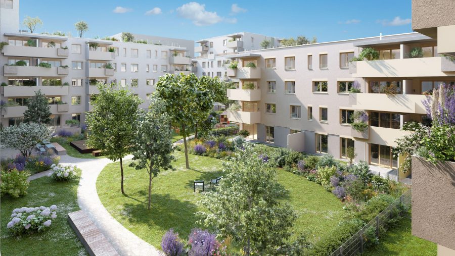 Moderne Wohnanlage mit grünem Innenhof und Balkonblick bei sonnigem Wetter.