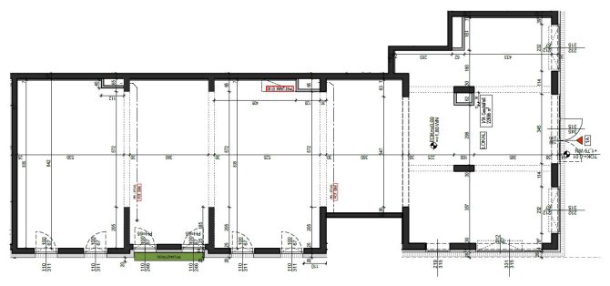 Grundriss eines Gebäudes mit detaillierten Raumaufteilungen und Türpositionen.