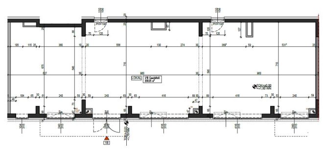 Grundriss eines Gebäudes mit detaillierten Maßen und Räumlichkeiten. Architektonische Zeichnung zur Bauplanung.