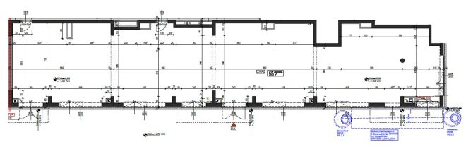 Bauplan einer Gebäudefläche mit Maßen und technischen Details, Draufsicht.
