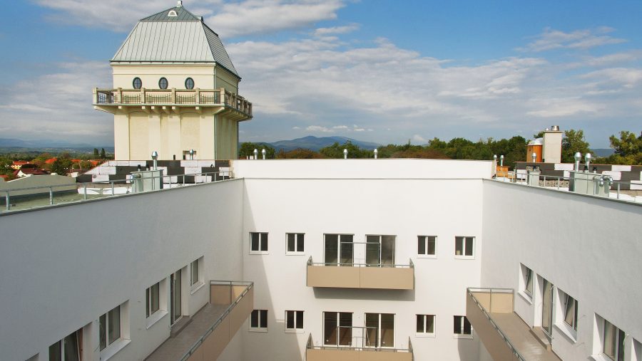Moderne Wohnung mit Blick auf historischen Wasserturm und umliegende Landschaft in Wien. Ideal zum Wohnung kaufen.