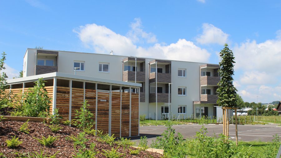 Neubau-Wohnanlage mit modernen Wohnungen und Gartenlandschaft in ruhiger Lage, ideal für Wohnungskäufer in Wien.