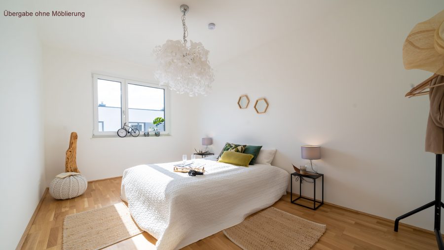 Helles Schlafzimmer mit Doppelbett, Nachttischen und dekorativen Kissen, modernes und minimalistisches Design.