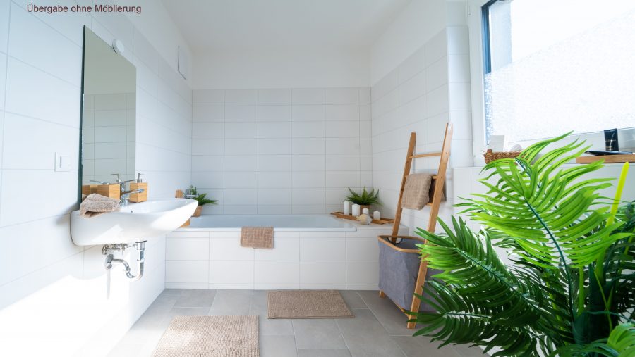 Modernes, helles Badezimmer mit Badewanne, Pflanzen und Leiterregal.