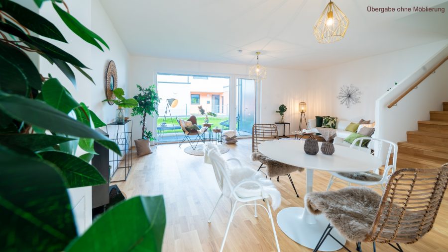 Modernes Wohnzimmer mit eleganten Möbeln und stilvoller Dekoration, große Fenster mit Blick auf den Garten.