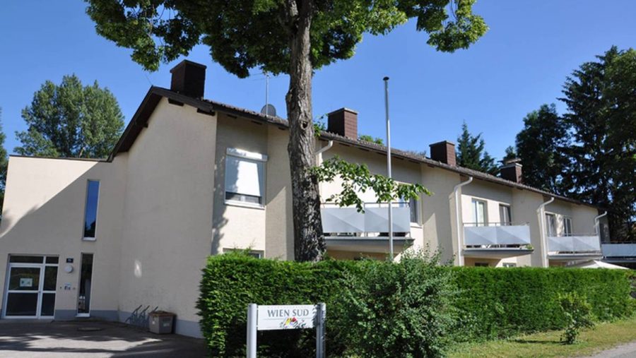 Modernes Wohnhaus in Wien mit Garten und Balkonen, ideal für Wohnungskauf in ruhiger Lage.