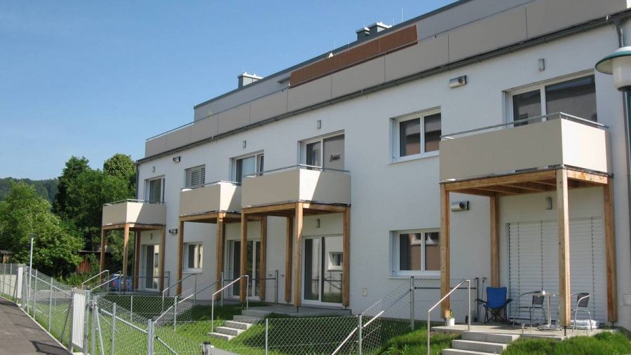 Reihenhäuser mit moderner Architektur und grünem Garten in ruhiger Wohnlage.