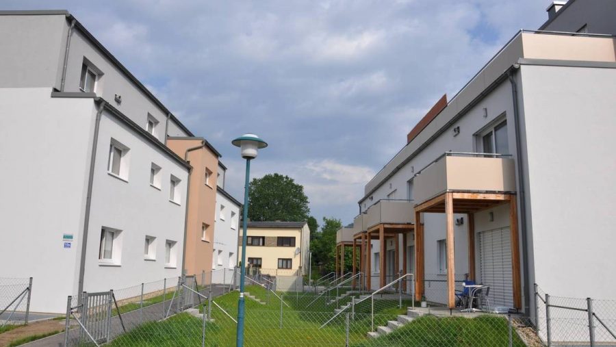 Moderne Wohnanlage mit Balkon und Garten in ruhiger Lage, ideal für Wohnungskäufer in Wien.