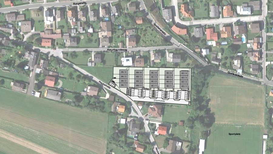 Luftbild einer Wohnsiedlung mit Straßen und angrenzendem Sportplatz, sichtbar in Google Maps.