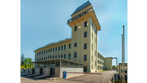 Historisches Gebäude mit mehreren Stockwerken, ideal für gewerbliches Immobilieninvestment.