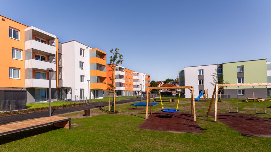 Moderne Wohngebäude mit Spielplatz im Freien an einem sonnigen Tag