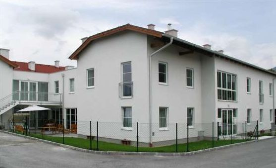 Neues modernes Mehrfamilienhaus mit Garten in ruhiger Lage, ideal für Wohnungskäufer in Wien.