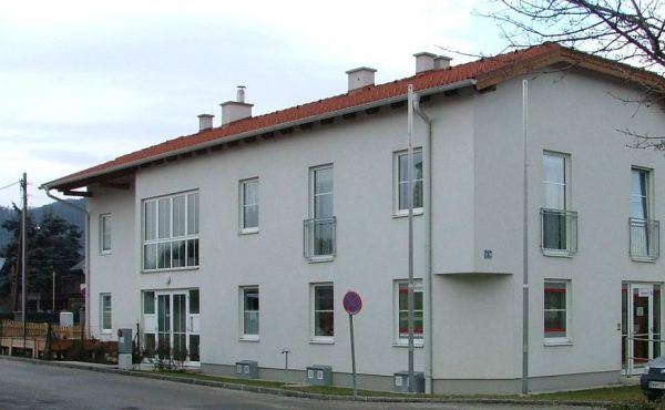 Modernes Mehrfamilienhaus mit rotem Dach in ruhiger Wohnlage. Ideal für Familien in attraktiver Umgebung.