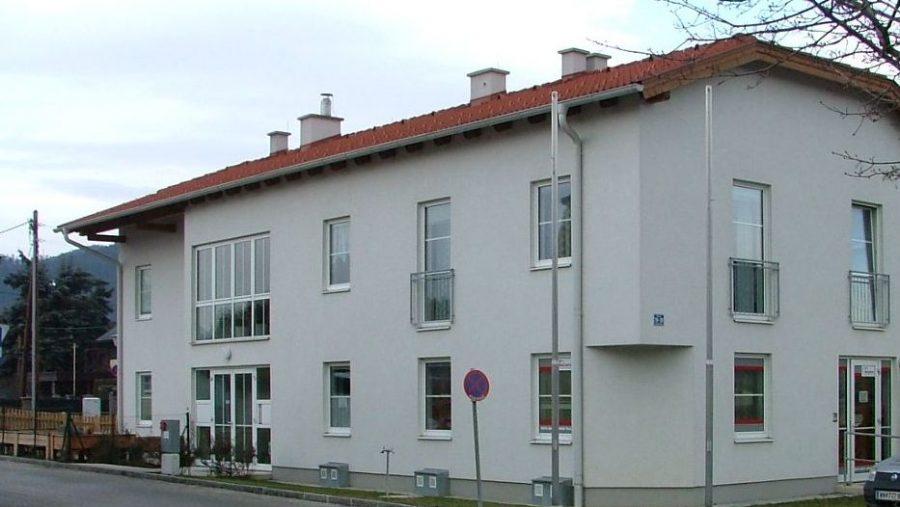 Modernes Mehrfamilienhaus mit rotem Dach in ruhiger Wohnlage. Ideal für Familien in attraktiver Umgebung.