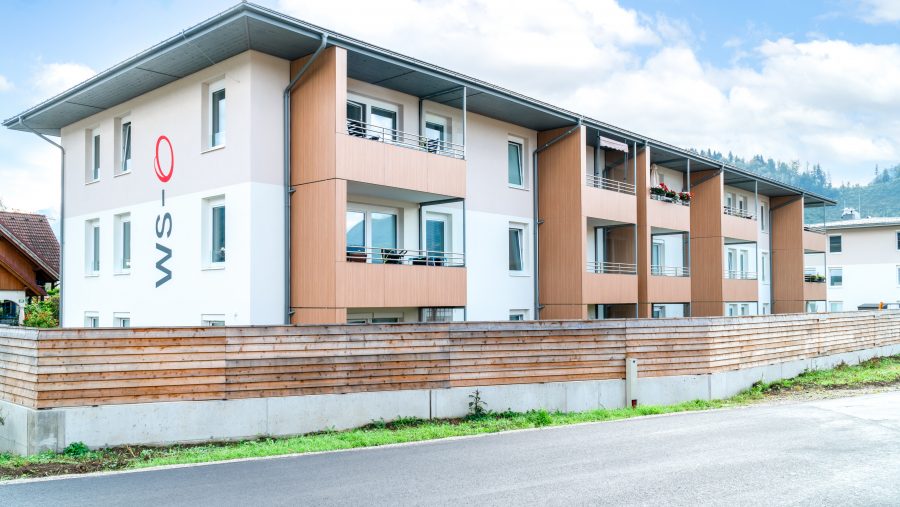 Moderne Wohnanlage in ruhiger Lage, ideal für Wohnungskäufer in Wien. Attraktive Balkone und ansprechende Architektur.