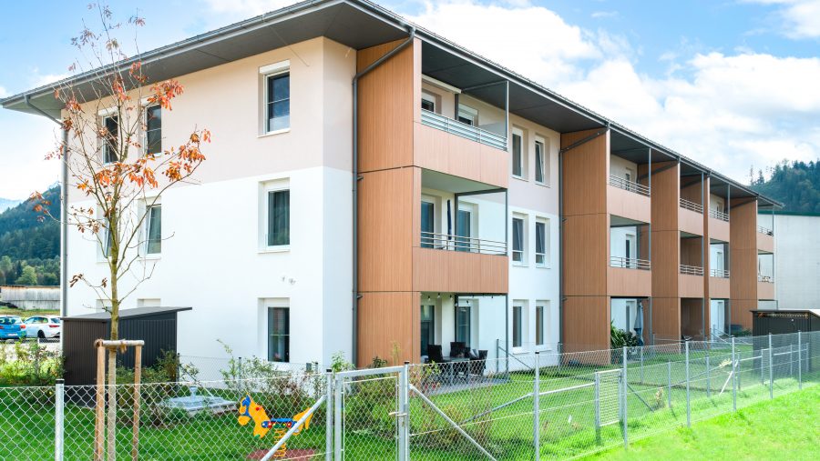 Mehrfamilienhaus mit modernen Balkonen und Garten in idyllischer Lage.