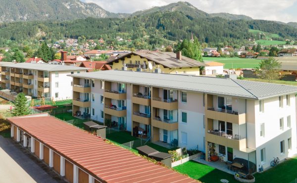 Moderne Wohnanlage mit mehreren Wohnungen und Garten in ruhiger Lage, ideal für Wohnungskauf in der Natur.