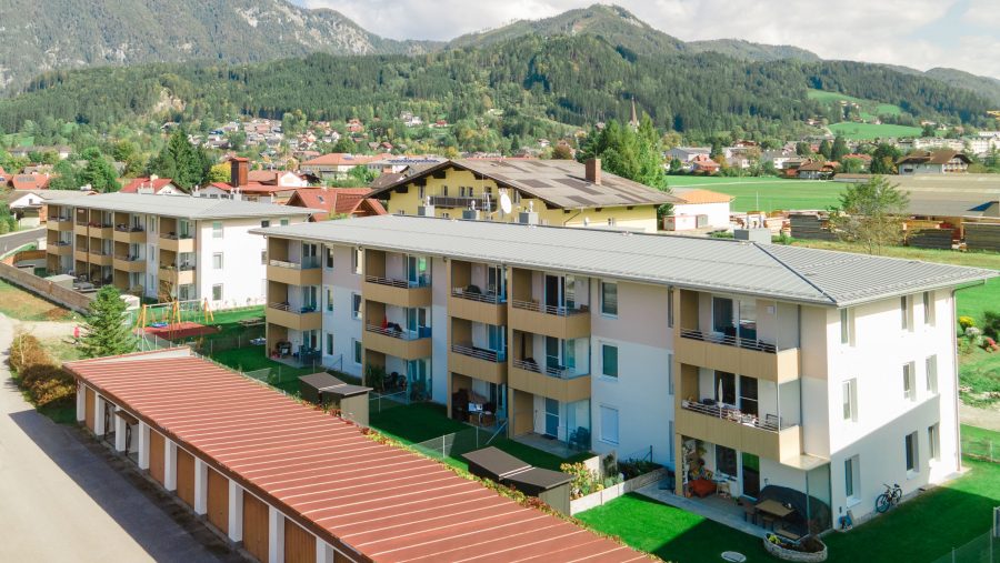 Moderne Wohnanlage mit mehreren Wohnungen und Garten in ruhiger Lage, ideal für Wohnungskauf in der Natur.