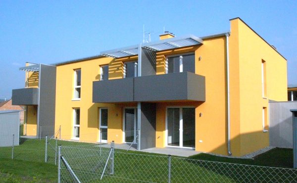 Haus mit modernem Design und grauen Balkonen in schöner Lage, ideal für Immobilieninteressierte in Wien.