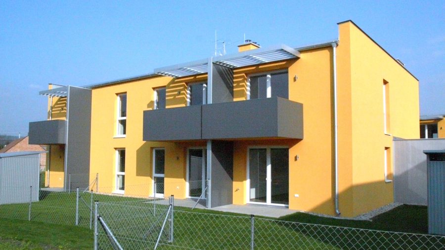 Haus mit modernem Design und grauen Balkonen in schöner Lage, ideal für Immobilieninteressierte in Wien.