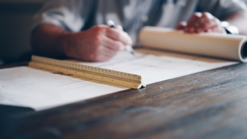 Architekt zeichnet Baupläne für Immobilienprojekt.