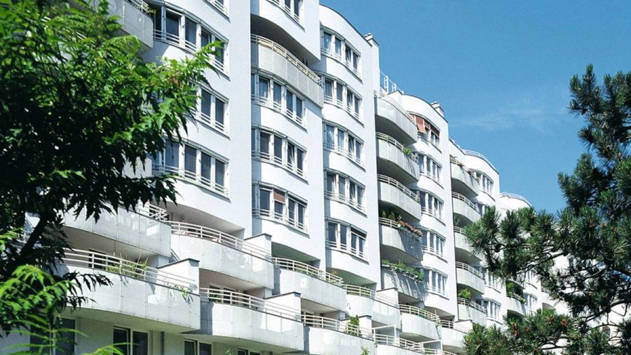Moderne Wohnanlage mit Balkonen in Wien – perfekte Immobilienoption für Wohnungskäufer.