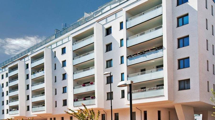 Modernes Mehrfamilienhaus mit Balkonen in sonniger Lage, ideal zum Wohnung kaufen in der Stadt.